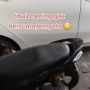 Curiga Anak Hening Tak Bersuara, Ternyata Malah Tepergok Asyik Mewarnai Ban Mobil