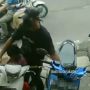 Sat Set Sat Set! Pria Terekam Colong HP dari Dashboard Motor Sambil Bawa Anak Istri, Warganet Justru Berdebat