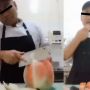 Momen Kocak Pria Terlalu Semangat Bekerja, Santai Makan sampai Lupa Lagi Puasa, Warganet: Rejeki Banget