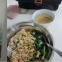 Viral Pemilik Rumah Makan Sepi Tangannya Patah Layani Pembeli Sendiri, Publik Terenyuh!