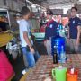 Satpol PP Sita 6 Tabung Gas dari Warung Makan yang Buka Siang di Pasar Raya Padang