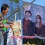 Dukung Istri Halu, Viral Aksi Suami Pasang Spanduk Foto Bareng Sehun EXO