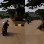 Fokus Merekam Pakai HP Saat Berkendara, Pemotor Berakhir Mental ke Trotoar, Warganet: Cameraman Tidak Selamat