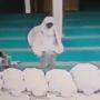 Duh! Terekam CCTV, Pencuri Tas di Masjid sampai Totalitas Pakai Mukena dan Langkahi Jemaah Lagi Salat
