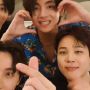 Kocak, Jimin dan V BTS Panik saat Poster NSFW Hampir Terekspos saat Live