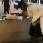 Viral Video Pemulung Tua Peluk dan Cium Kucing, Publik: Meongnya Lebih Dengar Keluhan si Bapak Ketimbang Pemerintah