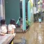 Banjir Akibat Luapan Kali Ciliwung di Permukiman Kebon Pala Mulai Surut