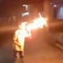 Serem Abis! Bocah Berakhir Terbakar Usai Gegayaan Atraksi Sembur Api, Eh Malah Refleks Nyemplung Selokan