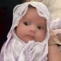 Baby Ameena Kenakan Dress Pink Lucu, Warganet Malah Salfok dengan Celemek