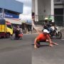 Bapak-bapak Berpose Bak Spiderman di Tengah Jalan saat Dirazia Polisi, Warganet: Peter Parkir