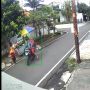 Terekam CCTV, Pria Pengendara Motor Jambret Tas Pedagang Sayur Keliling