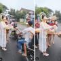 Antimainstream! Masih Pakai Kebaya Lengkap, Pengantin Perempuan Terciduk Bagi-bagi Takjil di Pinggir Jalan