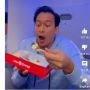 Kocak! Demi Menghargai Orang Puasa, Pria Ini Menyantap Makanan di dalam Toilet Pesawat