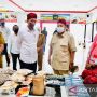 Kompak, Jokowi dan Prabowo Beli Blangkon Khas Madura