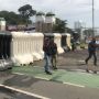 Aksi 21 April di Depan DPR, Massa Disekat Barrier Jadi Dua Kubu