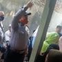 Viral Oknum Polisi Usir Warga yang Belum Vaksin Booster saat Antre Bansos, Publik Berdebat