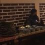 Banjir Simpati! Viral Video Pria Bengong Sendirian, Tak Ada Satu pun Temannya Datang Bukber