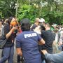 Pria Diduga Provokator Aksi 21 April Teriak-teriak saat Dipiting Polisi: Woi Gue Dipukul!