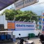 Minimarket Pasang Spanduk Besar Gratis Parkir, Pengunjung Ini Bingung Ada Tukang Parkir Nongkrong di Parkiran
