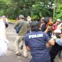 Ditangkap Polisi di Patung Kuda, Pria Diduga Provokator Ngaku Dipukul dan Teriak Berhak Ikut Demo
