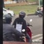 Viral Pemotor Honda Scoopy Joget-Joget di Jalan Jadi Sorotan, Tulisan di Punggung Bikin Publik Salut