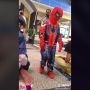 Bocah Salat Jumat Pakai Baju Spiderman, Warganet: Alhamdulillah Spiderman Hijrah
