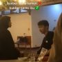 Beda dari yang Lain, Remaja Bukber Bareng Ibu di Kafe Panen Pujian