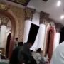 Video Viral Seorang Lelaki Salat Tarawih Memakai Peci Tak Lazim, Ini Fakta di Baliknya