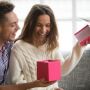 5 Pilihan Kado Anniversary yang Membuat Pasangan Terkesan