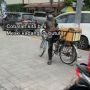 Dagangan Sepi di Tengah Kerumunan Pembeli Lapak Lain, Netizen: Rezeki Tak Akan Pernah Tertukar