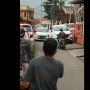 Potret Toyota Rush Parkir di Pinggir Jalan Bikin Kemacetan Mengular, Pemotor: Beli Mobil Pikirkan Garasi Gaes