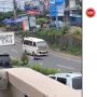 Hampir Ditabrak Angkot, Seorang Ibu di Tanjungpinang Tidur Terlentang di Aspal, Netizen: Terlalu Berat Beban Hidup
