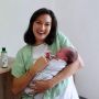 6 Gaya Nadine Chandrawinata Momong Baby Djiwa, Jauh dari Kesan Glamor