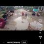 Viral Warga Mancing di Jalan Rusak di Selagai Lingga, Ini Tanggapan Wabup Lampung Tengah