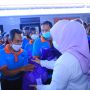 Bagikan Ratusan Paket Sembako di Stasiun Pasar Senen, Menaker Apresiasi Pelayanan Porter