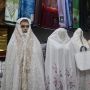 Tarawih di Masjid, Mukena Ibu-Ibu Kompleks Ini Bikin Salfok