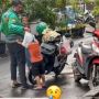 Video Sedih, Driver Ojol Kerja Hantar Makanan Sembari Bonceng dan Gendong 2 Anaknya