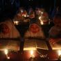 Khusyuknya Santri di Solo Membaca Alquran di Bawah Temaram Sentir dan Lilin dalam Menyambut Malam Lailatul Qadar