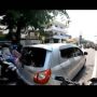 Ulah Pemobil LCGC saat Tunggu Lampu Merah Bikin Pemotor Geram, Takut Sama Panas Sampai Berteduh di Bawah Pohon