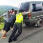 Unik! Ada Satgas Ganjal Ban di Karanganyar, Bawa 'Senjata Palu Thor', Fungsinya Ternyata Vital Lho