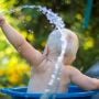 Kapan Waktu Terbaik Hentikan Anak Mandi Air Hangat?