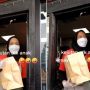 Layani Drive Thru, Perempuan Ini Girang Sampai Loncat Saat Lihat Sosok Pelanggannya