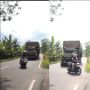 Nyaris Kena! Melaju di Depan Truk, Pengendara Motor Belok Tanpa Nyalakan Lampu Sein, Warganet: Ngeprank Ajal