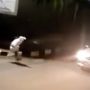 Sosok Pocong Jadi-jadian Ganggu Pemobil dan Pemotor yang Melintas di Jalan, Publik: Demi Konten Otaknya Dibuang