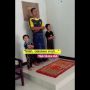Terganggu dengan Adiknya, Bocil Ini Malah Ngambek saat Salat