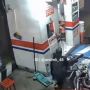 Kocak! Pemuda Mabuk Ini Jatuh saat Standarin Motor, Malah Pukul Pegawai SPBU