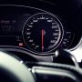 Mengapa Speedometer Mobil Menunjukkan Angka Lebih Tinggi dari Batas Kecepatan?