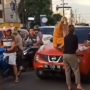Viral Wanita Berjilbab Diduga Keluarga Polisi Naik Kap Mobil Sambil Marah-marah