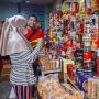 Jelang Lebaran, Penjual Kue Kering Laris Diserbu Pembeli