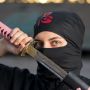 Unik Sekelompok Orang Berkostum Ninja Bagikan Takjil Curi Perhatian Publik